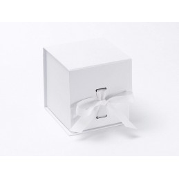 Białe pudełko ozdobne na kubek z elegancką wstążką.