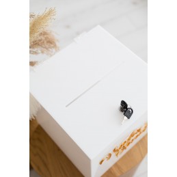 Duże białe pudełko na koperty z personalizowanym napisem