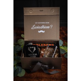 Box prezentowy dla Świadka z piersiówką, szklanką i czekoladkami. Pudełko z prośbą o świadkowanie.